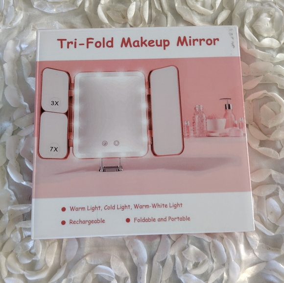 Trifold makeup mirror - Picture 5 of 6